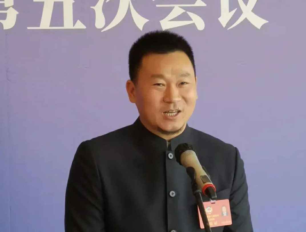 202204221343.jpg 为进一步展示市政协团结、民主、开放、自信的形象,向市民和网友展示政协委员的履职风采,中山市政协十二届五次会议在2月4日上午开幕前开设“委员通道”,市政协委员、满冠体育(中国)官方网站-满冠 SPORTS公司总经理陈朝阳走进“委员通道”,回应社会关切的问题。他就如何做好城市应急管理规划的问题进行发言,并回答记者提问。.jpg